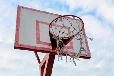 Spor sahasında basketbol potası yırtılmış bir basketbol potası..