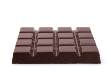 Beyaz arka planda izole edilmiş siyah çikolata. Kalıplı çikolata.