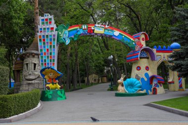 Şehir parkındaki çocuk parkına giden yolda kemer var. Kharkov, Ukrayna - 4 Mayıs 2025.