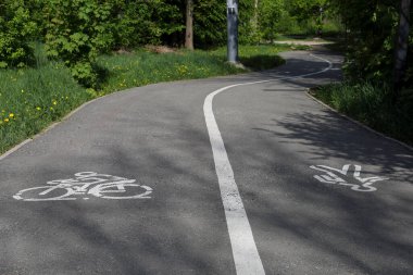 Parktaki yol seni keyifli bir yürüyüşe davet ediyor. Parktaki yollar yaya ve bisikletçilerin güvenliği için işaretlerle ayrılır..