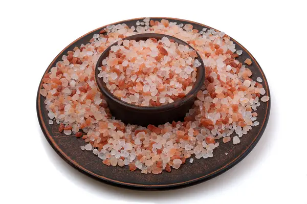 Beyaz arka planda izole edilmiş pembe Himalaya tuzu tabağı.