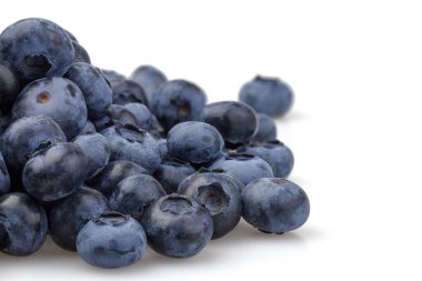 Beyaz arka planda izole edilmiş bir grup yabanmersini. Seçici odak.