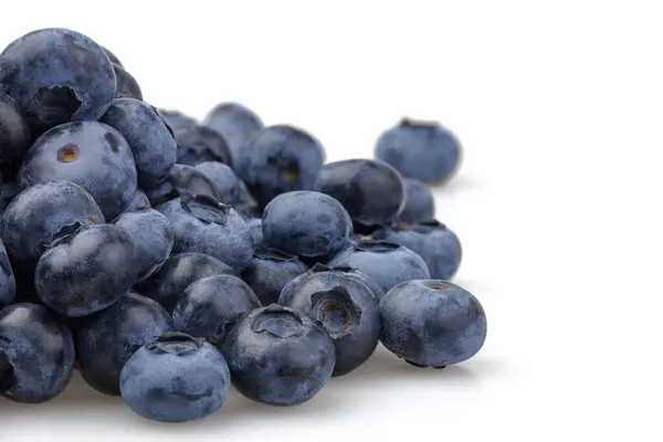 Beyaz arka planda izole edilmiş bir grup yabanmersini. Seçici odak.