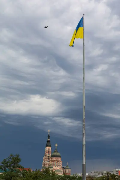 Kharkiv 'in merkezinde güçlü bir fırtına ve neler olduğunun sembolü olarak Ukrayna' nın en büyük bayrağı. Kharkiv, Ukrayna - 13 Haziran 2025. 