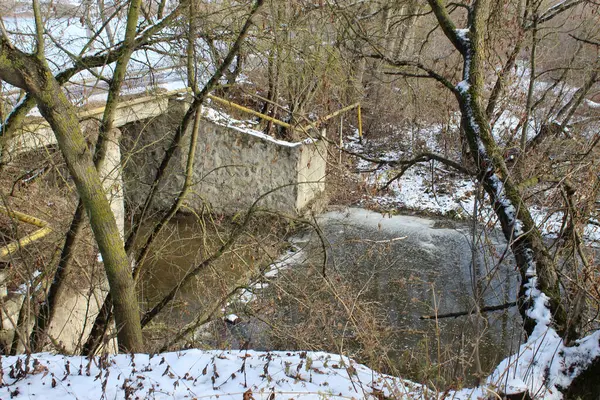 küçük bir nehir üzerinde baraj