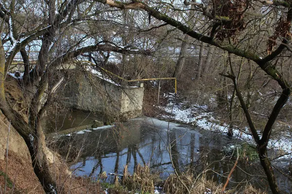 Ukrayna 'nın bir köyünde nehir kenarında bir baraj.
