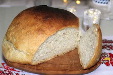 Tatil masasında ev yapımı ekmek.