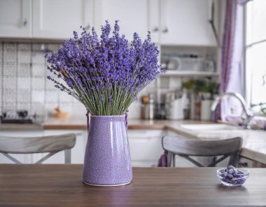 Masada lavanta desenli bir demet lavanta olan mutfak tasarımı.