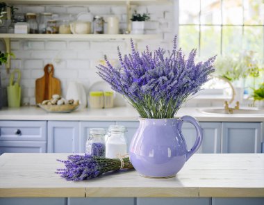 Masada lavanta desenli bir demet lavanta olan mutfak tasarımı.