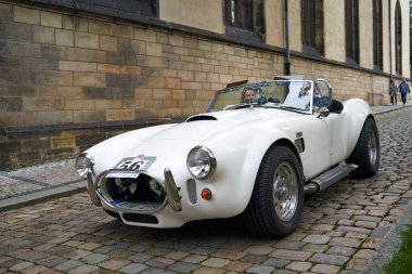 PRAG, CZECH Cumhuriyet - 1 Ekim 2022: Prazska Noblesa etkinliğinde klasik beyaz Shelby Cobra 427 S C arabası