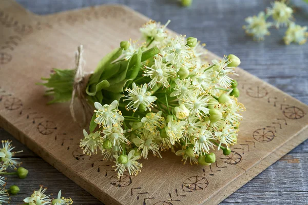 Tahta Bir Masada Taze Ihlamur Ağacı Çiçek Açar Bitkisel Alternatif — Stok fotoğraf