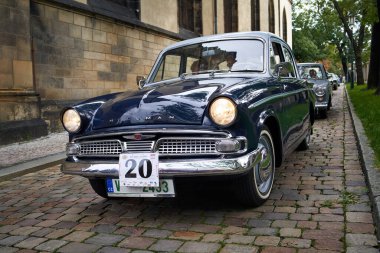 PRAG, CZECH REPUBLIC - 1 Ekim 2022: Prazska Noblesa etkinliğinde klasik mavi Hillman arabası