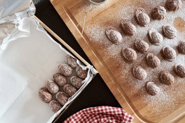 Ev yapımı Noel kurabiyelerini hediye kutusuna koymak.