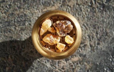 Tütsülenmiş tütsü ya da Boswellia reçinesinin tütsü yakma düğmesine basılması. Gerekli yağları yapmak için gerekli malzemeler.