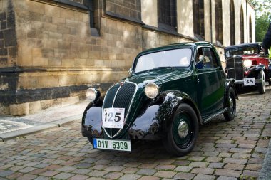 PRAG, CZECH REPUBLIC - 1 Ekim 2022: Prazska Noblesa etkinliğinde klasik yeşil Fiat Topolino arabası