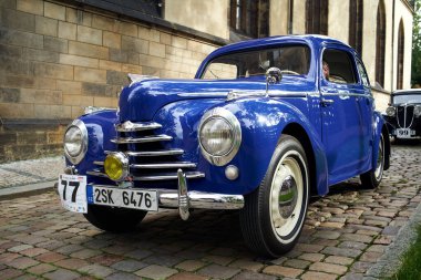 PRAG, CZECH Cumhuriyet - 1 Ekim 2022: Prazska Noblesa etkinliğinde klasik mavi Skoda arabası