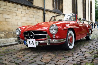 PRAG, CZECH Cumhuriyet - 1 Ekim 2022: Prazska Noblesa etkinliğinde klasik kırmızı Mercedes arabası