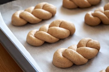 Tam tahıllı unlu ekmek rulolarının hazırlanması - pişirmeden önce çiğ çörekler