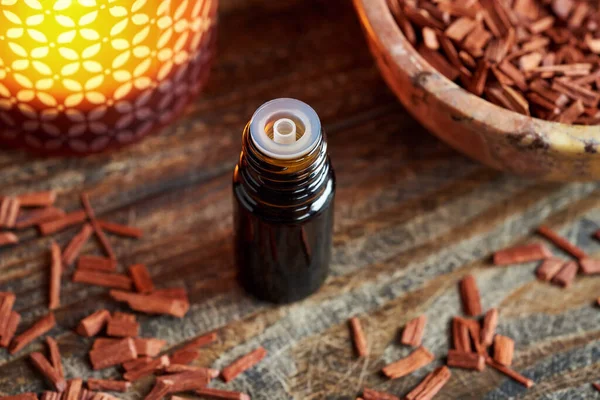 Una Bottiglia Scura Olio Essenziale Aromaterapia Con Pezzi Sandalo Rosso — Foto Stock