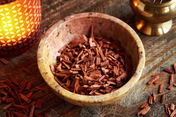 Rood Sandelhout Chips Een Kom Met Een Aroma Lamp Achtergrond — Stockfoto