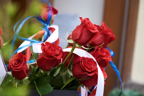 Розовые Цветы Лентами Цветах Чешского Национального Флага Красный Синий Белый — стоковое фото