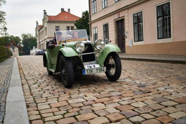 PRAG, CZECH REPUBLIC - 1 Ekim 2022: Prazska Noblesa etkinliğinde klasik yeşil Aero arabası