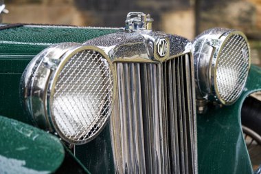 PRAG, CZECH REPUBLIC - 1 Ekim 2022: Prazska Noblesa etkinliğinde yeşil bir MG 'nin ön kısmı