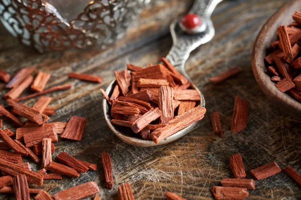 Rode Sandelhout Chips Een Metalen Lepel Ingrediënt Voor Etherische Oliën — Stockfoto