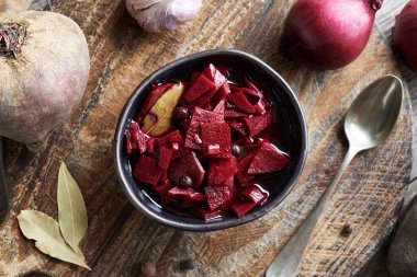 Bir kase mayalanmış kırmızı pancar kvass soğanlı, sarımsaklı, defne yaprağlı ve baharatlı.