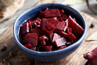 Mavi kasede kırmızı pancar kvass - sağlıklı mayalanmış yiyecek