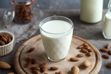 Masada bir fincan vejetaryen badem sütü. Sağlıklı protein kaynağı.