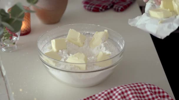 小麦粉と砂糖のボウルにバターを入れて クリスマスクッキーを焼くための準備 — ストック動画