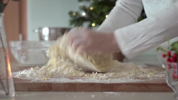 妇女揉搓面粉 黄油和鸡蛋制成的面团 准备烘焙圣诞饼干 — 图库视频影像