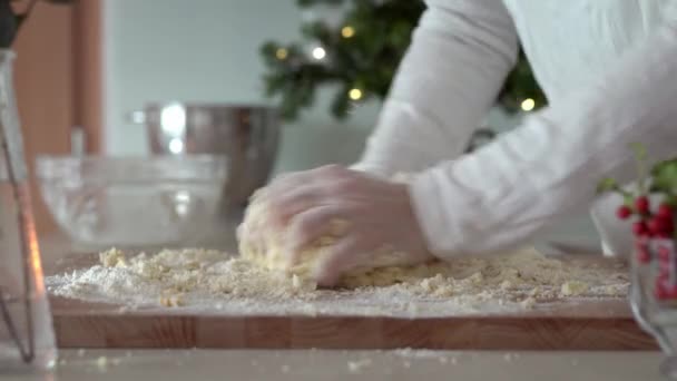 女性手在厨房做自制面团准备圣诞饼干 — 图库视频影像