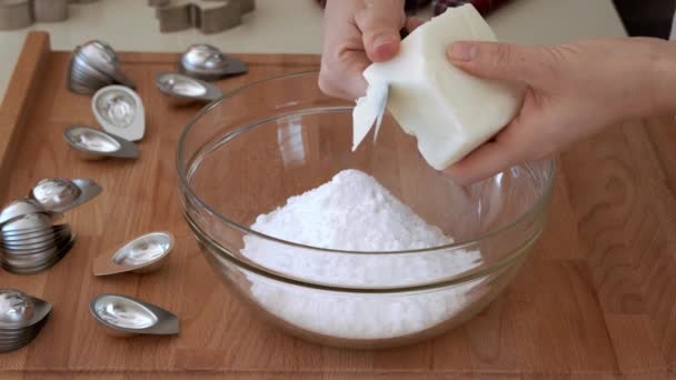 将脂肪放入装有面粉和糖的碗中 烘焙自制圣诞饼干的准备 — 图库视频影像
