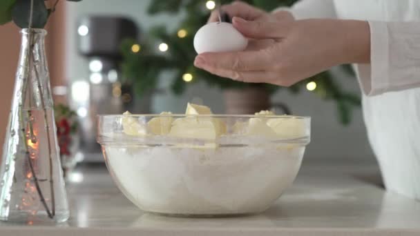 Baking Christmas Cookies Cracking Egg Bowl Flour Sugar Butter — 图库视频影像