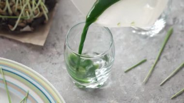 Bardağa taze arpa suyu döküyorum.