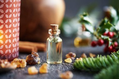 Noel 'de tütsü, köknar ve tarçınlı bir şişe temel yağla hayat devam eder.