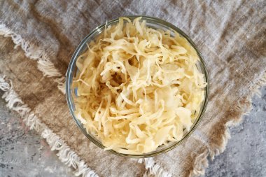 Beyaz mayalanmış lahana ya da lahana turşusu.