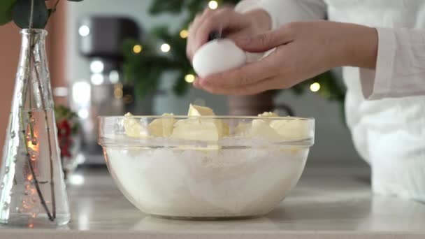 Cracking Fresh Egg Bowl Flour Sugar Prepare Dough Baking Christmas — 图库视频影像