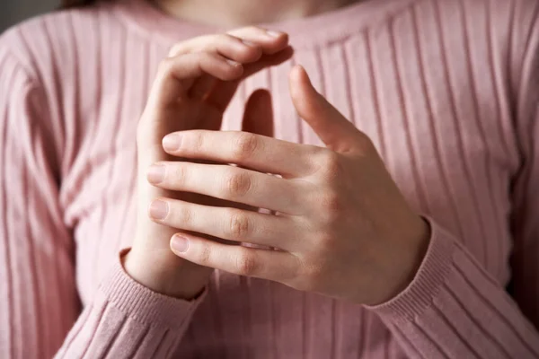 Kadın Elinin Kenarına Hafifçe Vuruyor Eft Duygusal Özgürlük Tekniği Uyguluyor — Stok fotoğraf