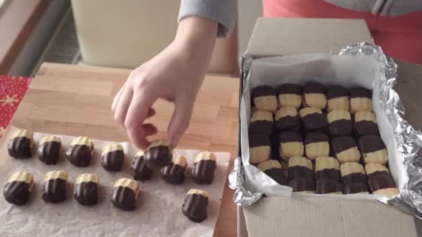 Colocar Biscoitos Natal Caseiros Revestidos Chocolate Uma Caixa Câmera Lenta — Vídeo de Stock