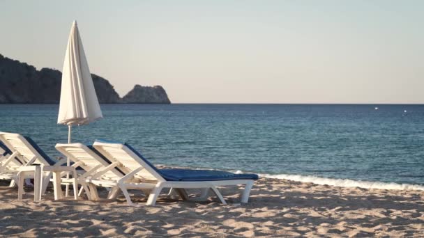 Ondas Formando Brisa Fresca Soprando Praia Vazia Turquia Pela Manhã — Vídeo de Stock