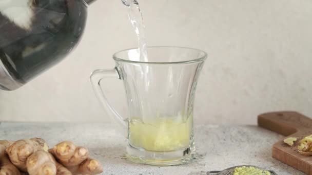 往杯子里倒热水 准备新鲜姜茶 — 图库视频影像