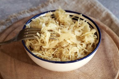 Ev yapımı mayalanmış lahana ya da lahana turşusu.