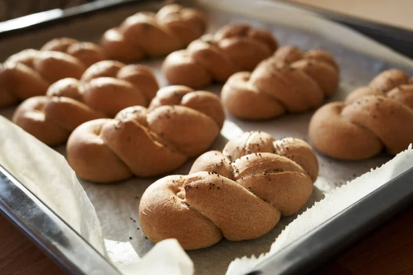 Yapımı Örülmüş Ekmek Çörekleri Tam Tahıllı Hamurundan Yapılmış Ekmek Hamuru — Stok fotoğraf