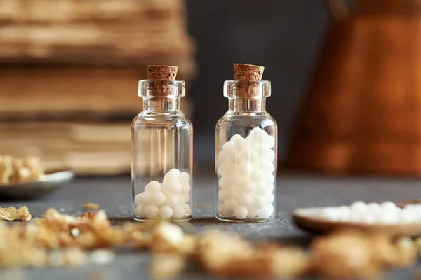 Dos Botellas Glóbulos Homeopáticos Sobre Una Mesa Con Hierbas Secas — Foto de Stock