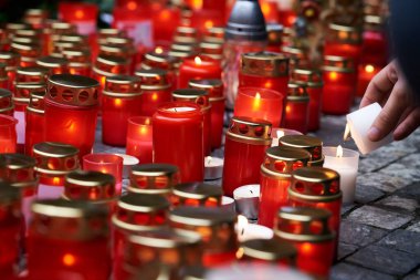 17 Kasım 'da Çek Cumhuriyeti' nin Prag kentinde yapılan Kadife Devrimi 'nin yıldönümünde insan eli mum yakıyor.