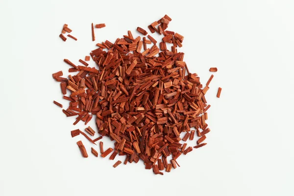 Rood Sandelhout Chips Witte Achtergrond Bovenaanzicht — Stockfoto