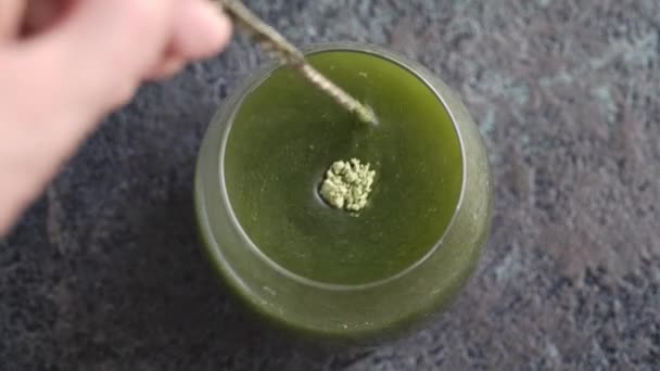 Agitar Polvo Hierba Cebada Verde Vaso Agua Con Una Cuchara — Vídeo de stock